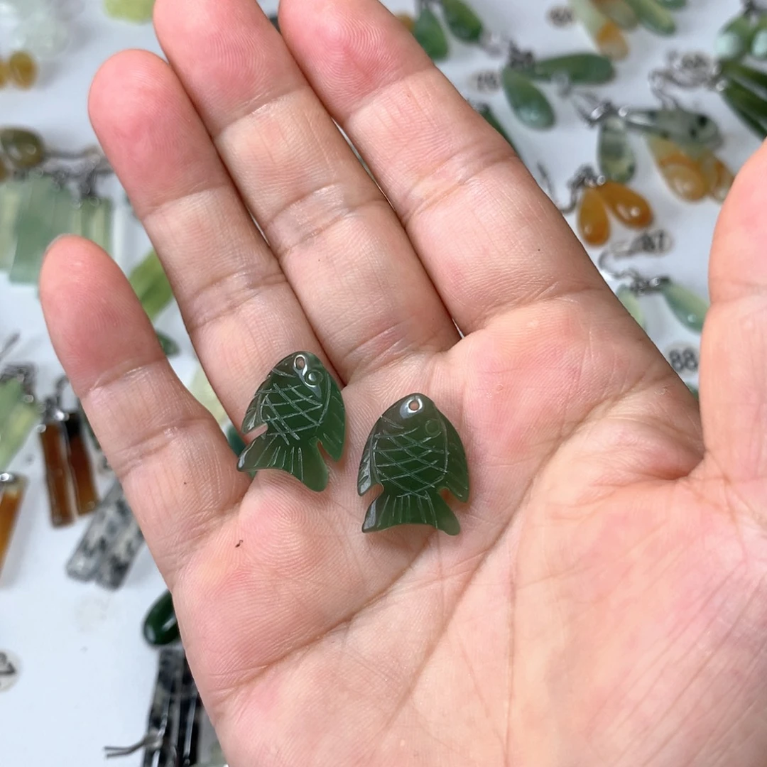 蛇纹石玉未镶嵌耳环