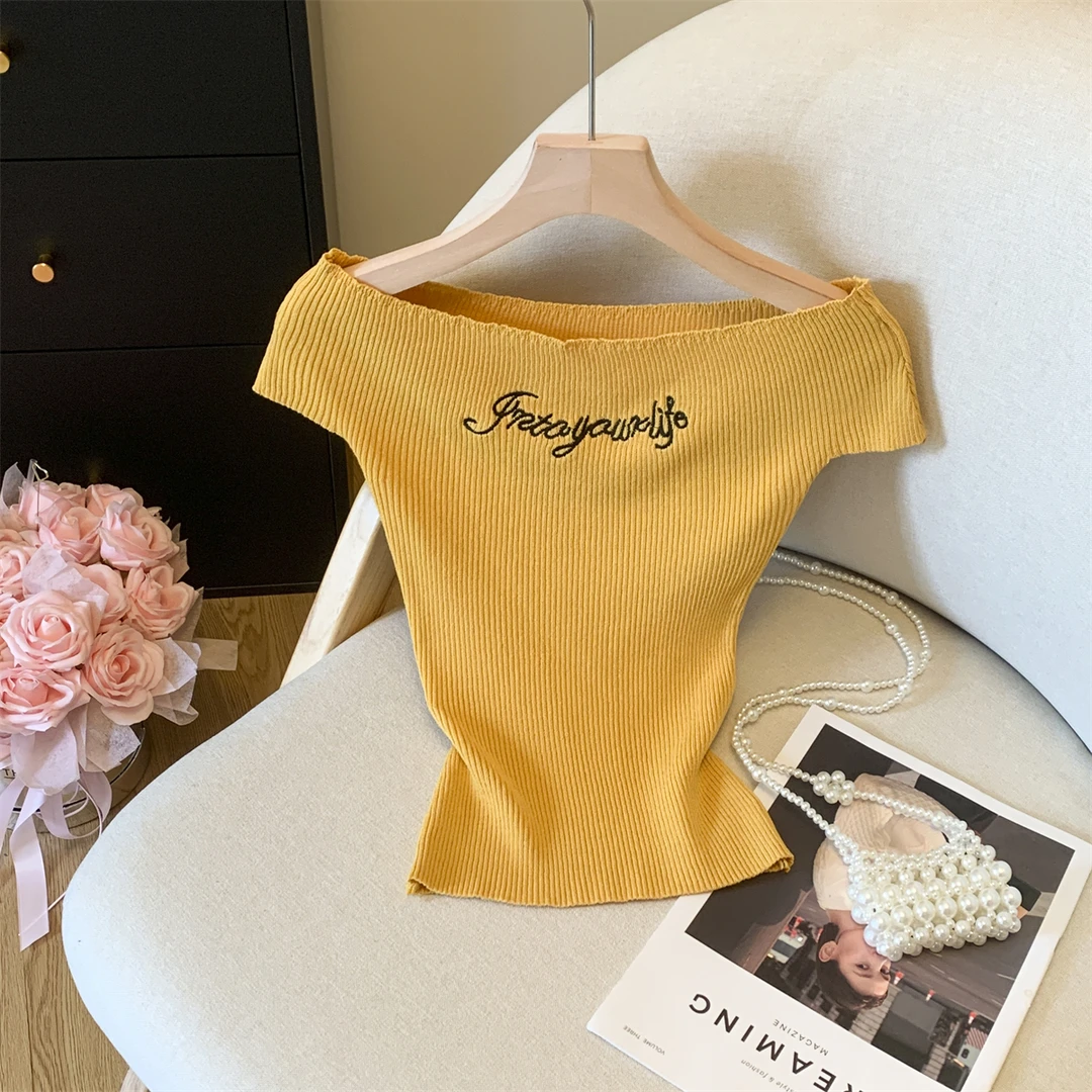 辣妹风一字肩字母刺绣t恤女2025夏款纯欲露肩针织衫修身显瘦上衣