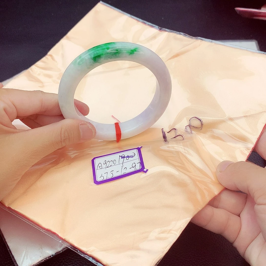 翡翠手镯未镶嵌我