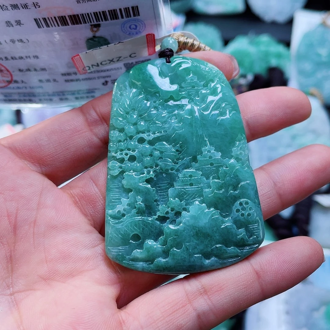 翡翠未镶嵌颈饰一个