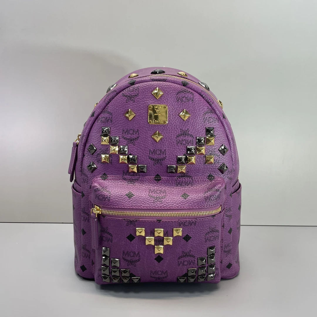 99新 MCM 媚姐/mcm紫色铆钉中号双肩包26*32*13cmG020501