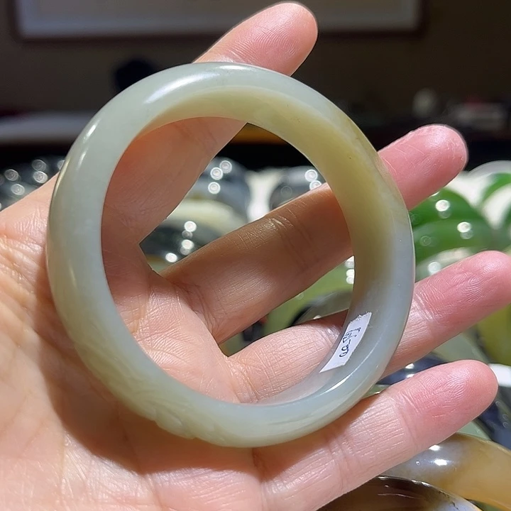 梦***回和田玉未镶嵌手镯