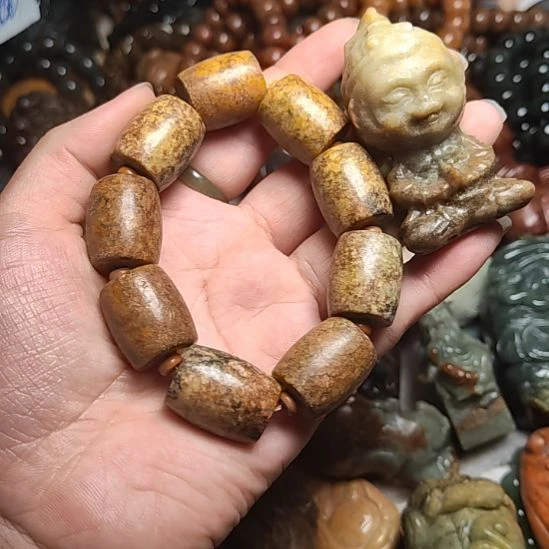未镶嵌岫岩河磨玉（透闪石质玉）挂件