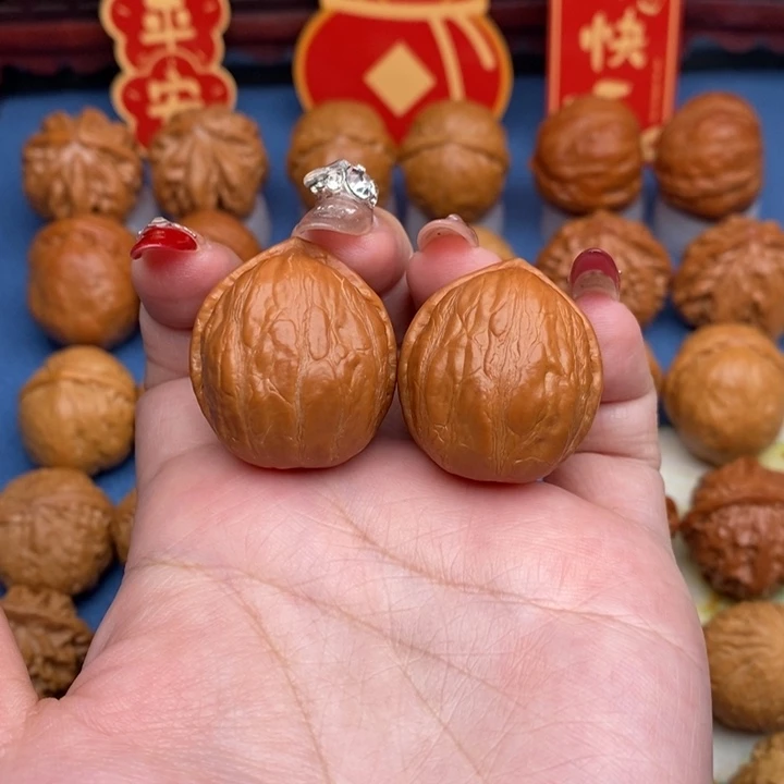 文玩核桃把件小龙胆