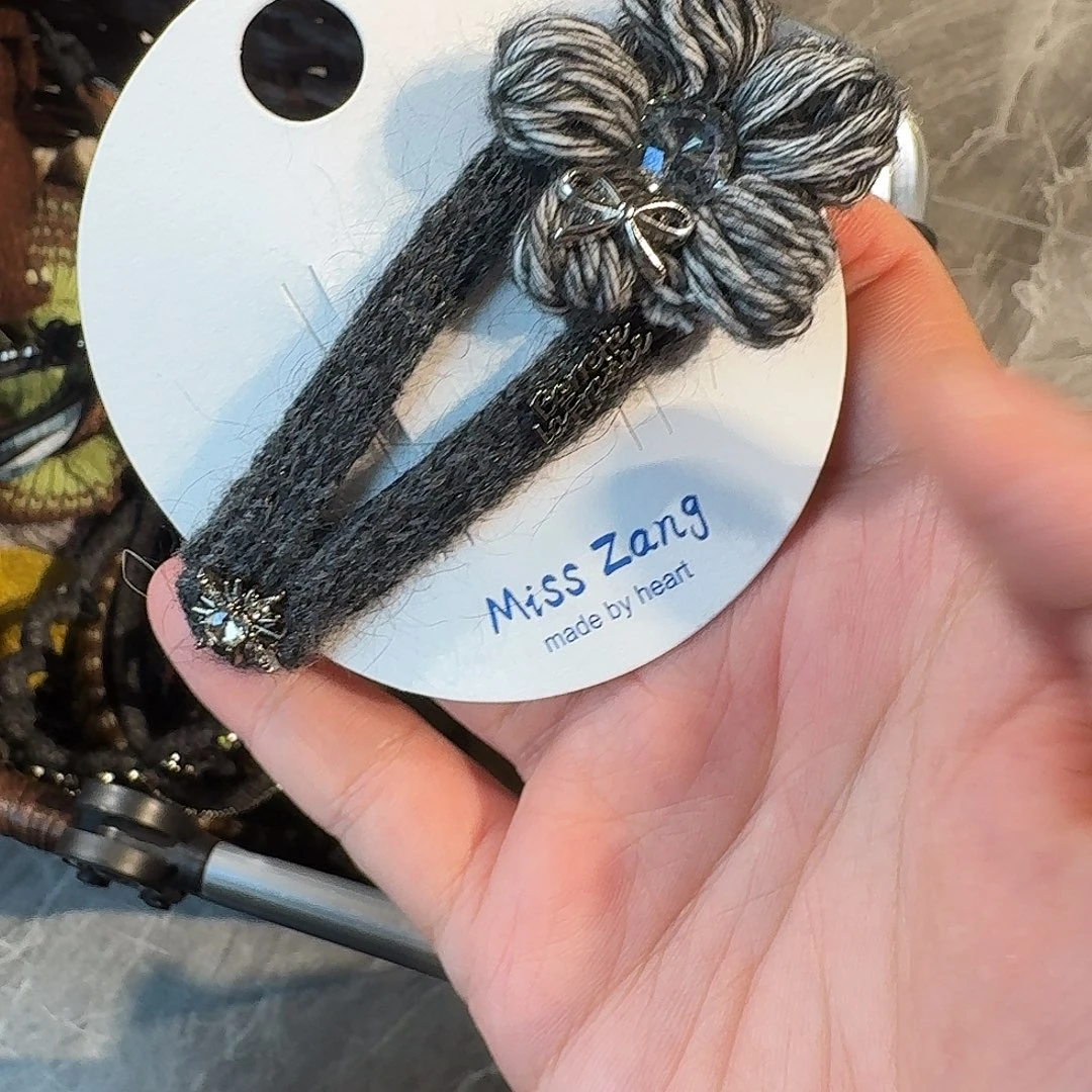 非金属深灰色毛线花