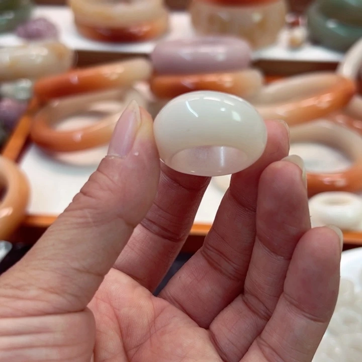 石英岩玉未镶嵌手镯