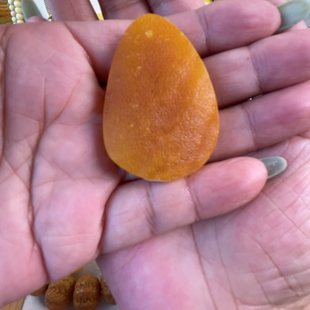 未镶嵌颈饰琥珀，