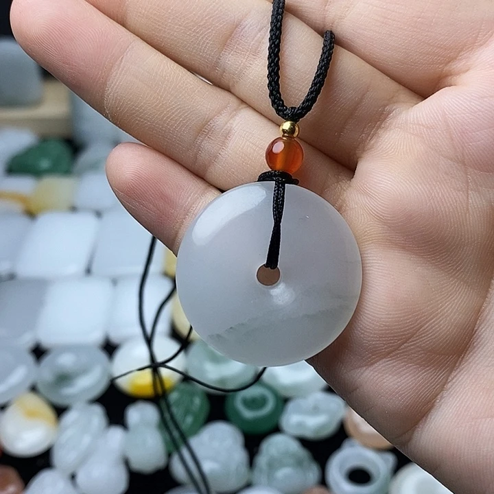 石英质玉未镶嵌颈饰玫*