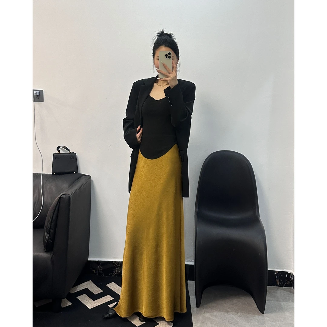 新款压花缎面垂感开叉半身裙女2025春款小众高腰显瘦法式a字裙女