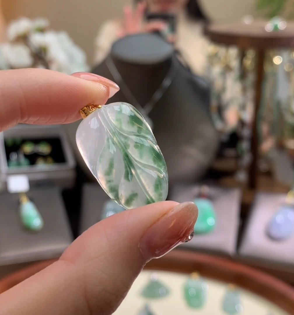 天然A货翡翠吊坠