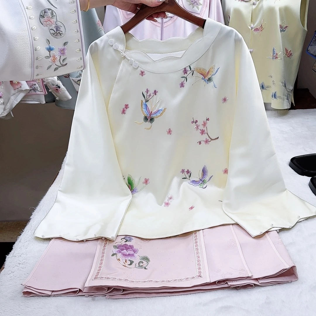 织绣真丝梅花蝴蝶上衣