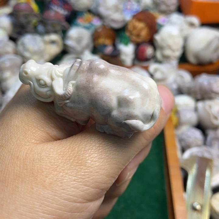 配饰鹿角雕刻一个出