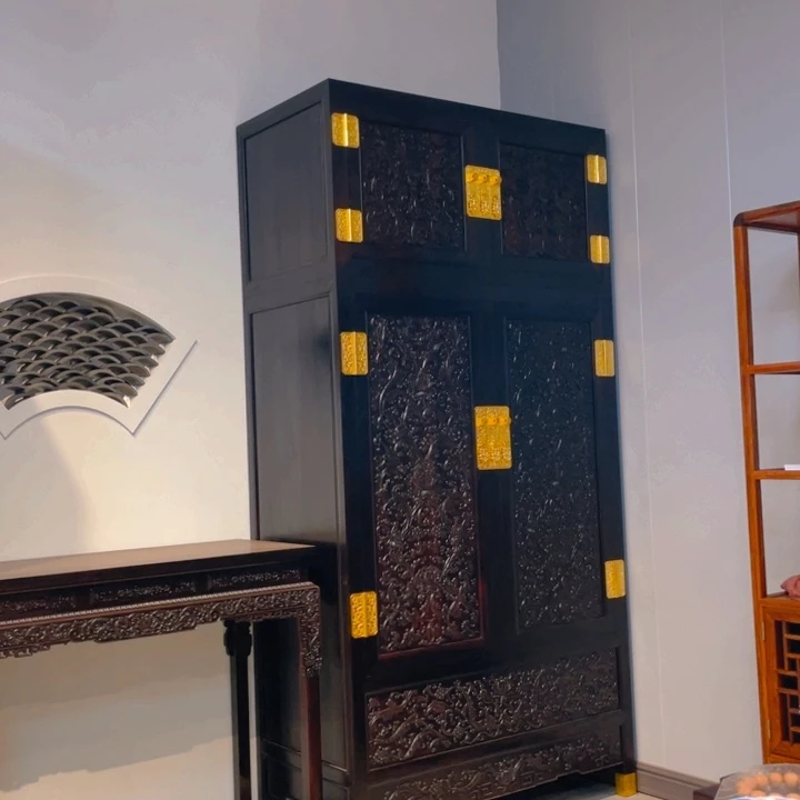 檀香紫檀（小叶紫檀）顶箱柜一只