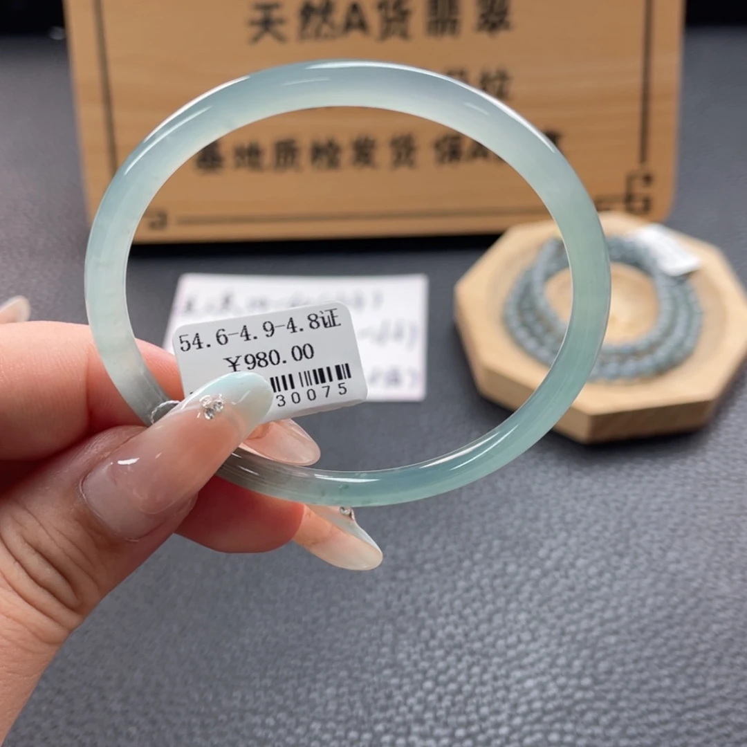 【闪购商品】翡翠手镯未镶嵌榴*手镯