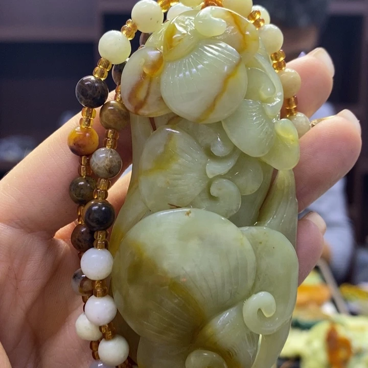蛇纹石玉未镶嵌颈饰