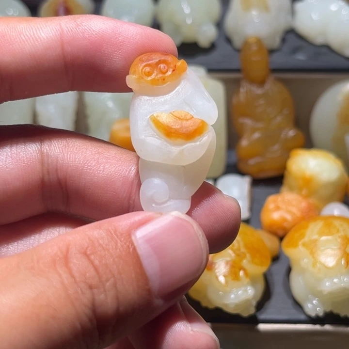 叶***颈饰未镶嵌和田玉