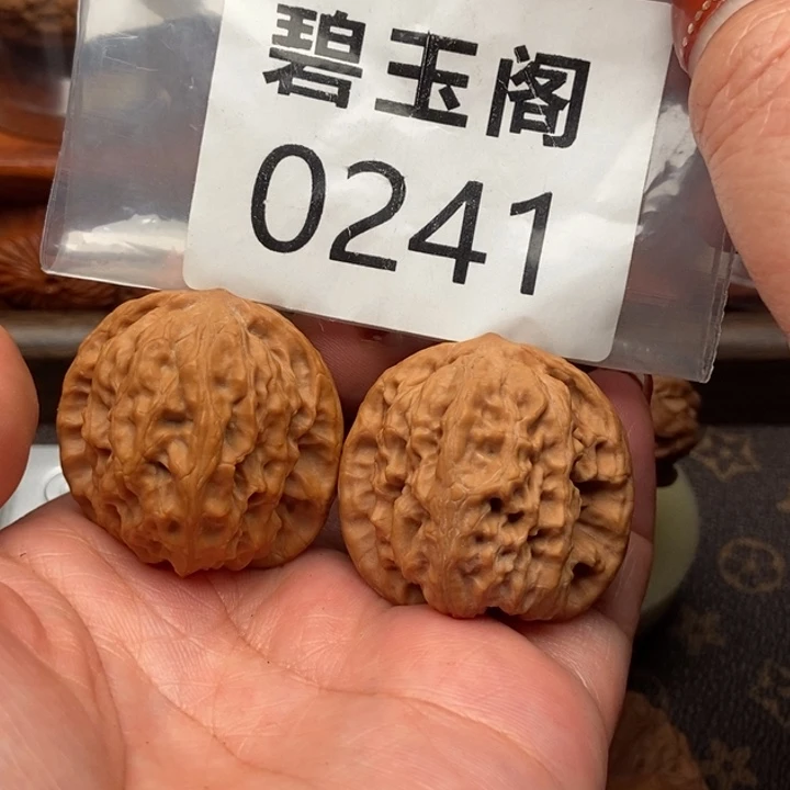 文玩核桃吊坠野狼全品37