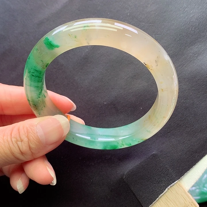 未镶嵌手镯石英质玉