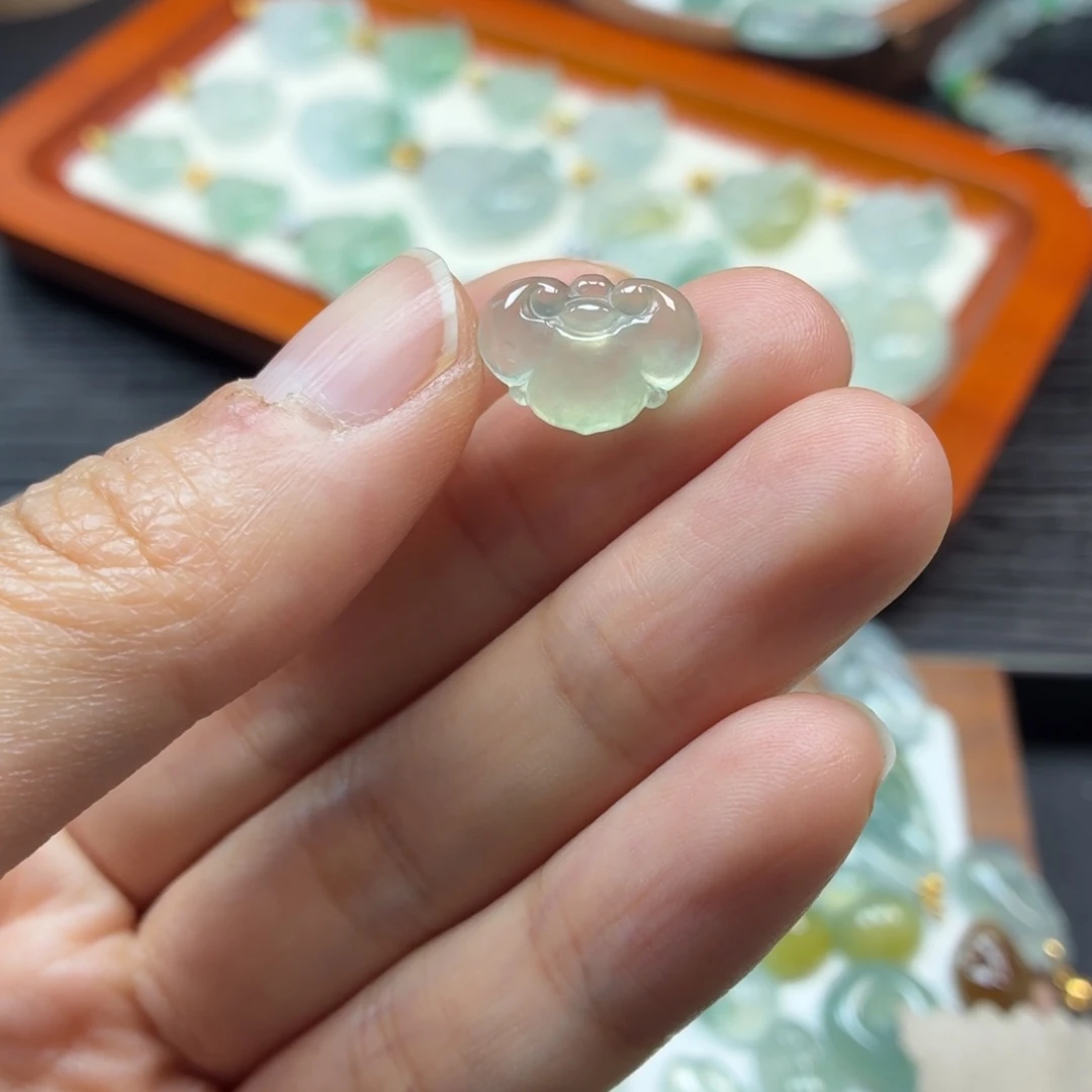翡翠未镶嵌颈饰如意锁