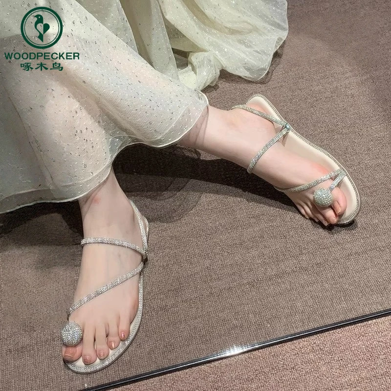 啄木鸟夏天配裙子凉鞋女2025新款夹趾一字带水钻绝美平底拖鞋防滑