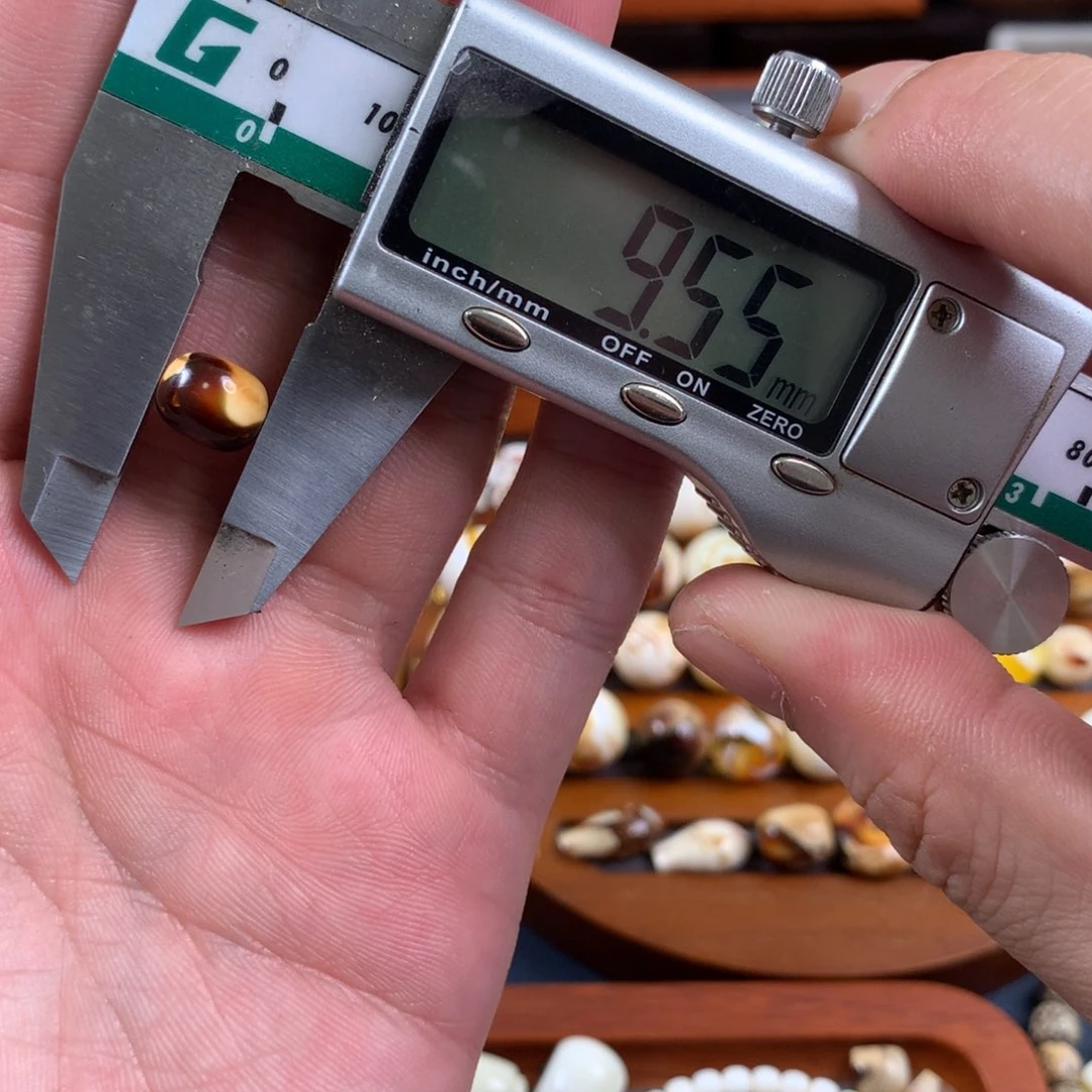 未镶嵌琥珀珠宝奇石