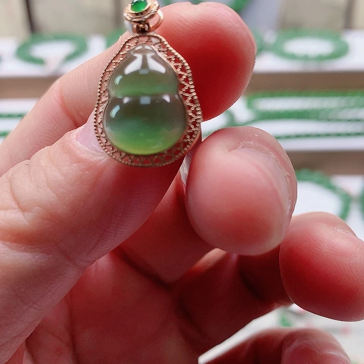 颈饰18K金镶嵌和田玉