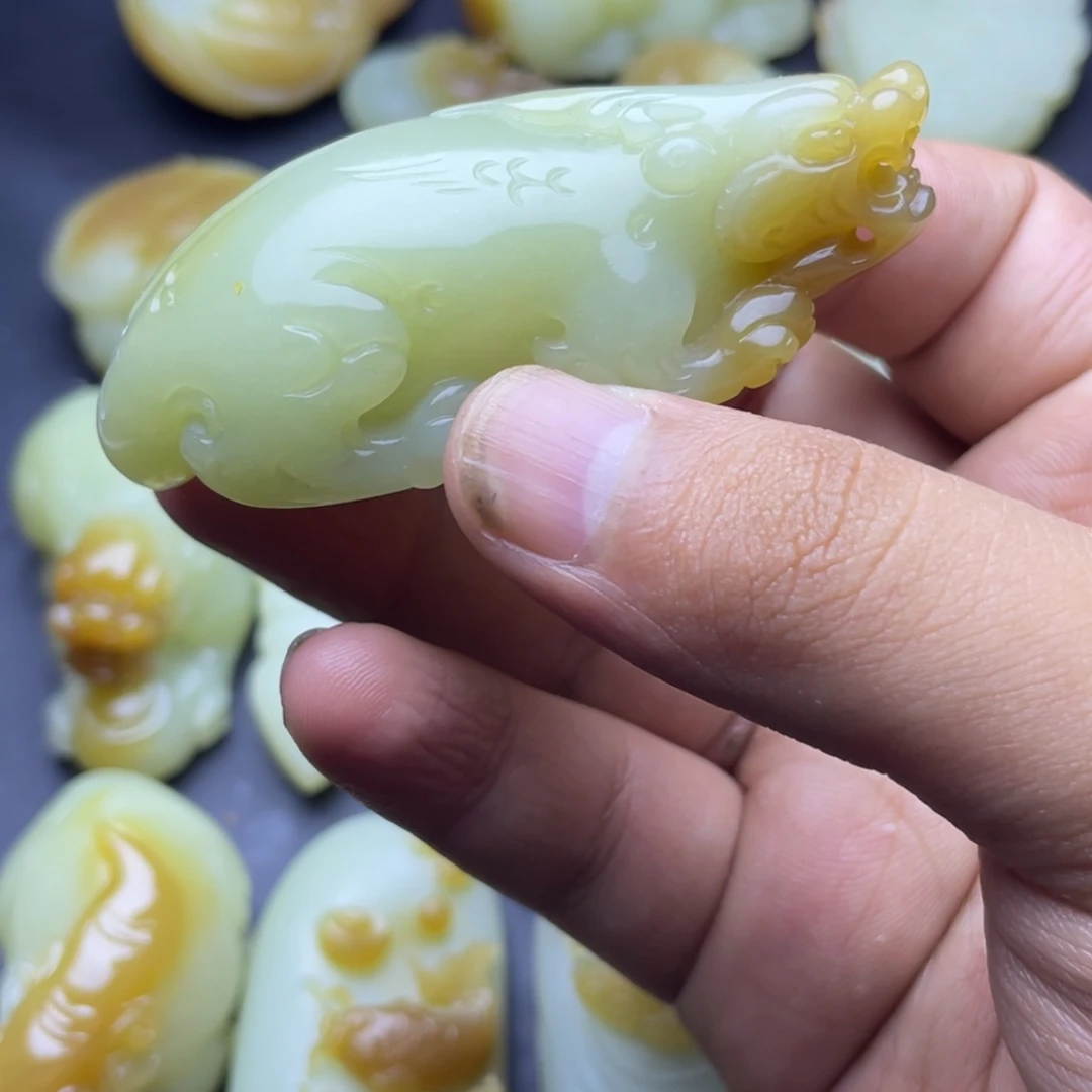 颈饰未镶嵌和田玉（糖玉）
