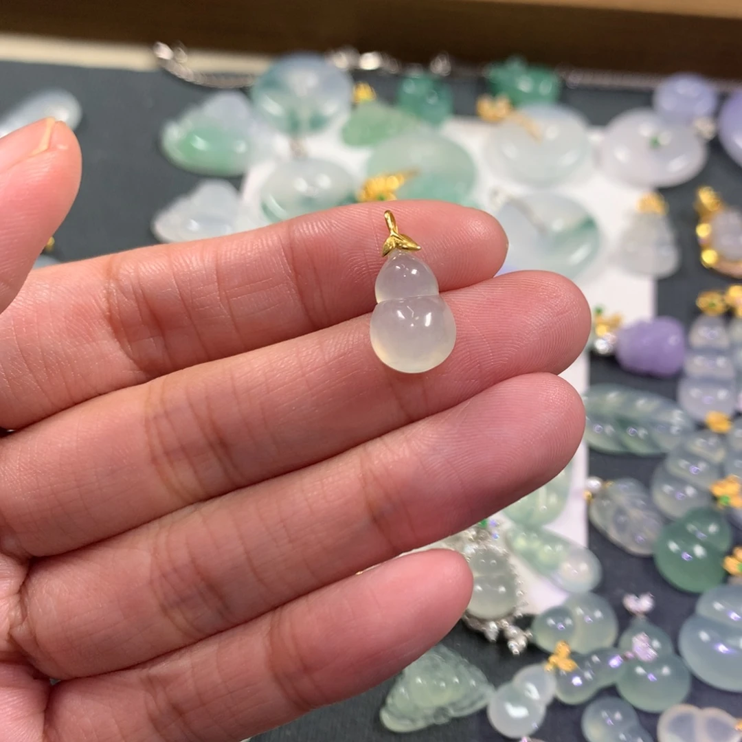 翡翠18K金镶嵌颈饰白冰葫芦