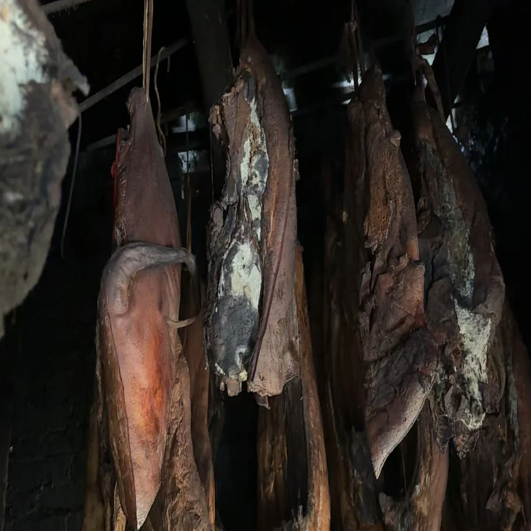 云南昭通农家烟熏腊肉现场称重