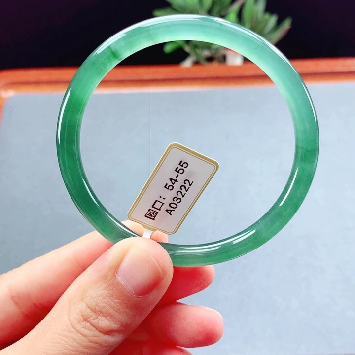 未镶嵌手镯翡翠圆镯