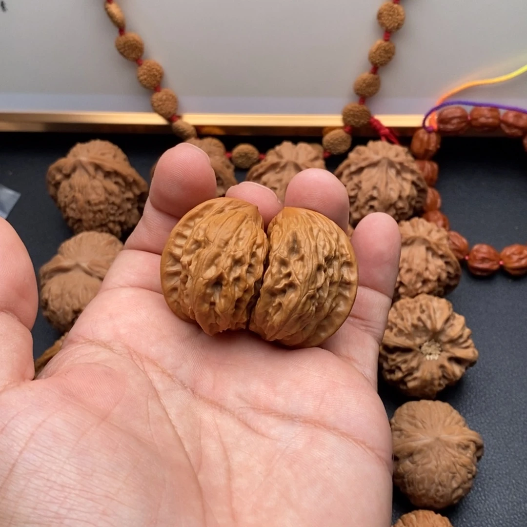 文玩核桃吊坠野狼半壁