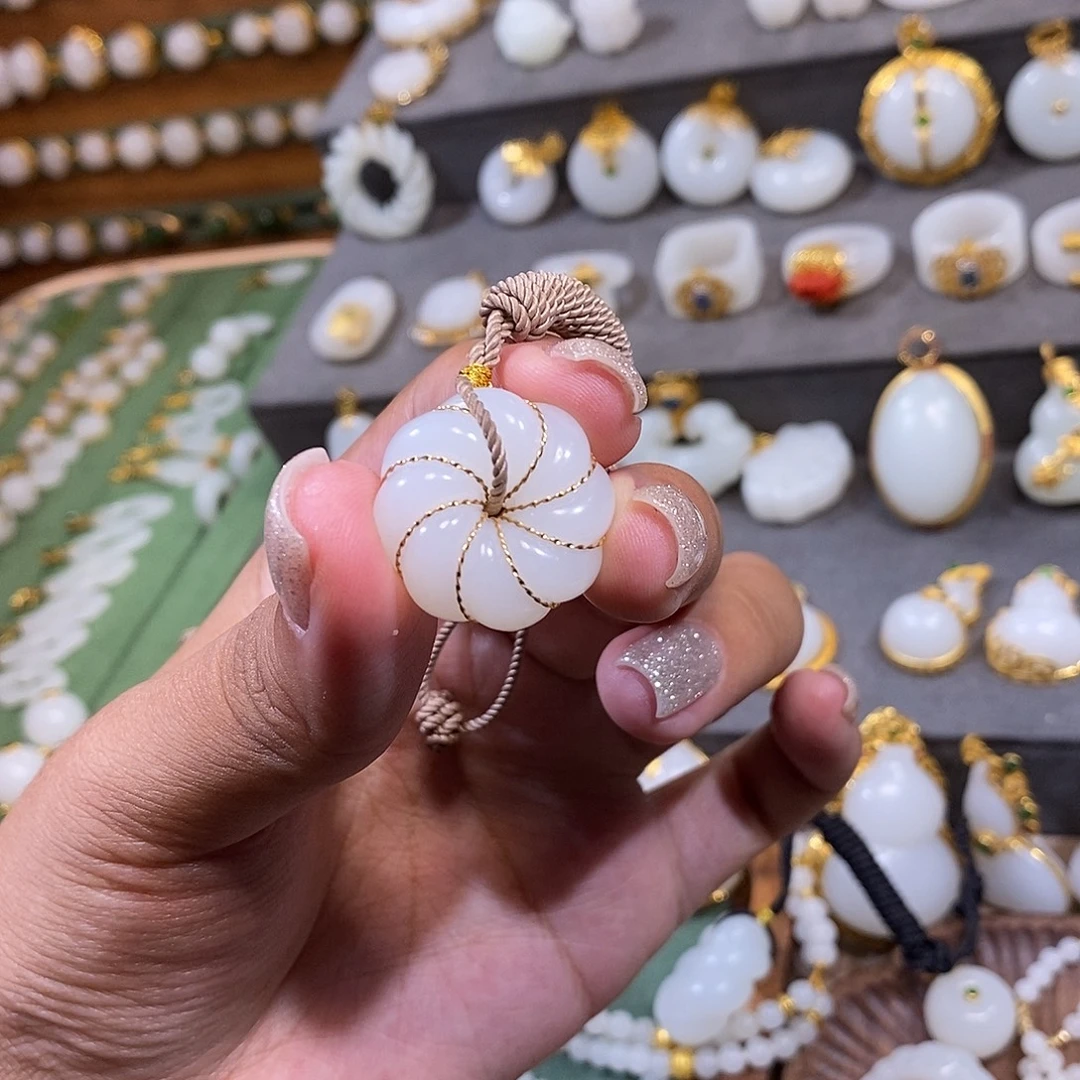 和田玉18K金镶嵌颈饰麻花吊坠