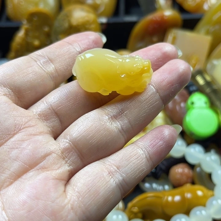 王***骄石英质玉未镶嵌颈饰