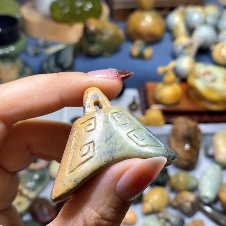 未镶嵌岫岩河磨玉（透闪石质玉）挂件
