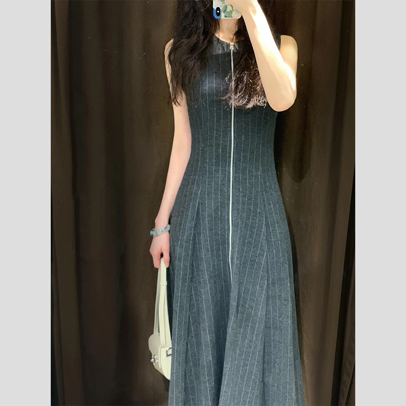 2025年新款法式高级感独特漂亮气质大方得体灰色无袖条纹连衣裙子