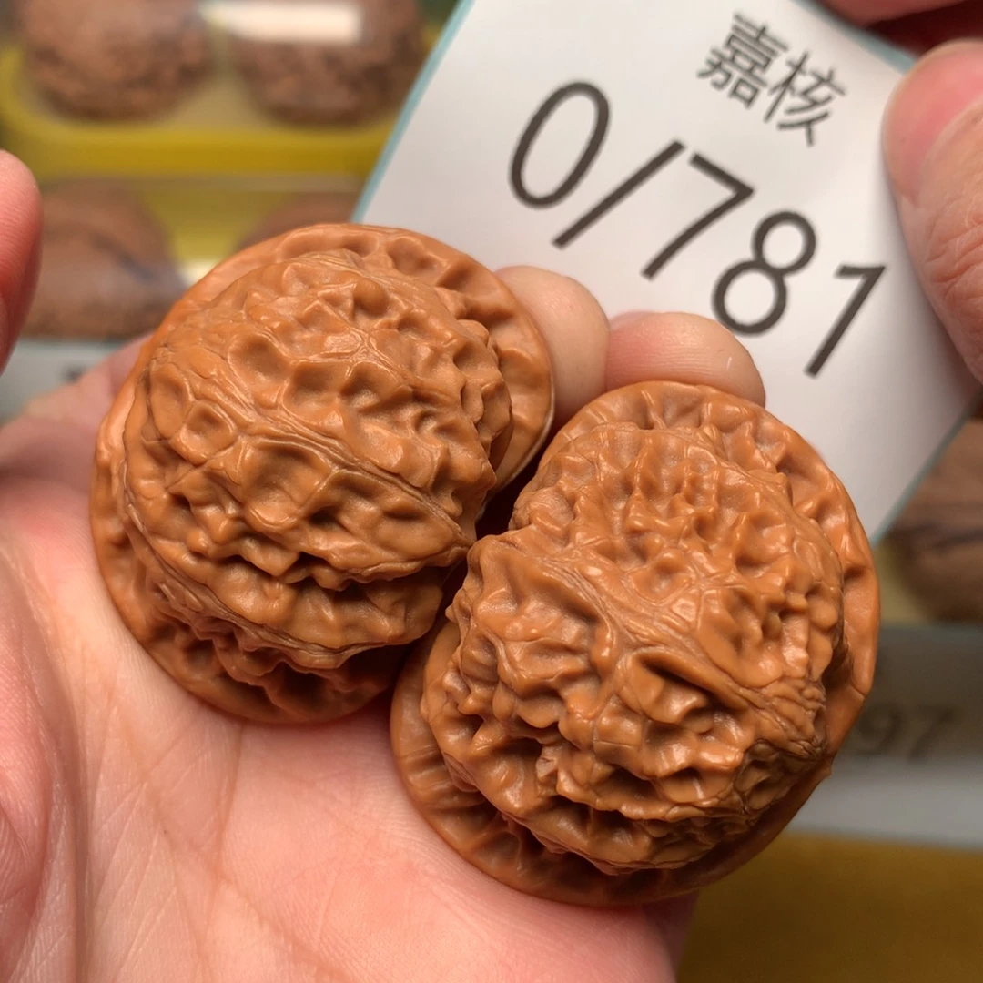 文玩核桃把件红皮肉球宫灯41