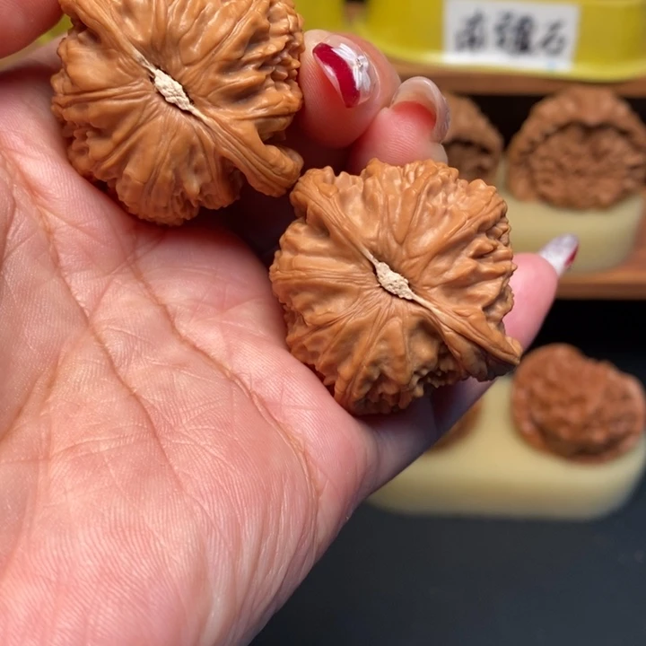 文玩核桃吊坠40白狮子