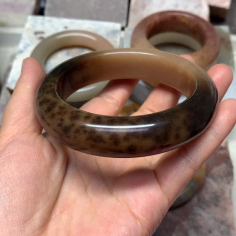 【闪购商品】未镶嵌手镯石英岩玉人****见62