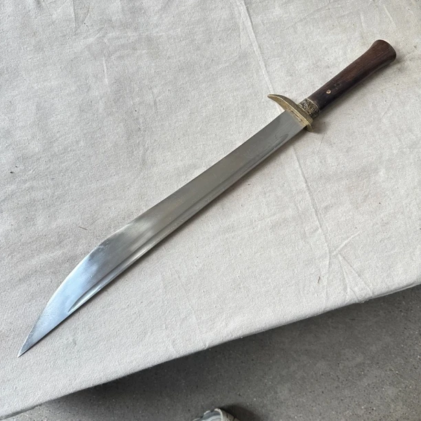 188 龙泉昊天宝剑高猛钢鸡翅木柄未开刃