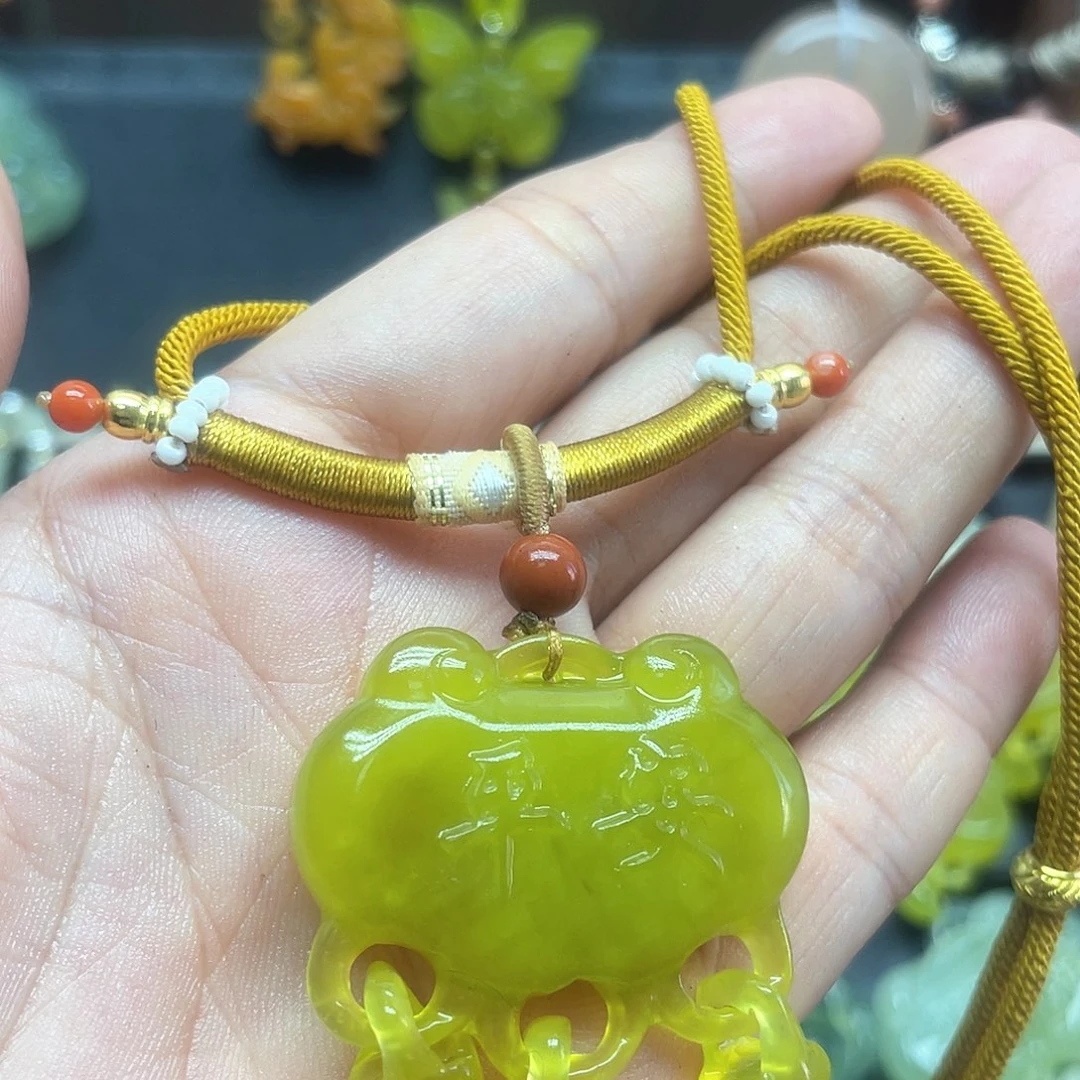 悦***悦蛇纹石玉未镶嵌颈饰