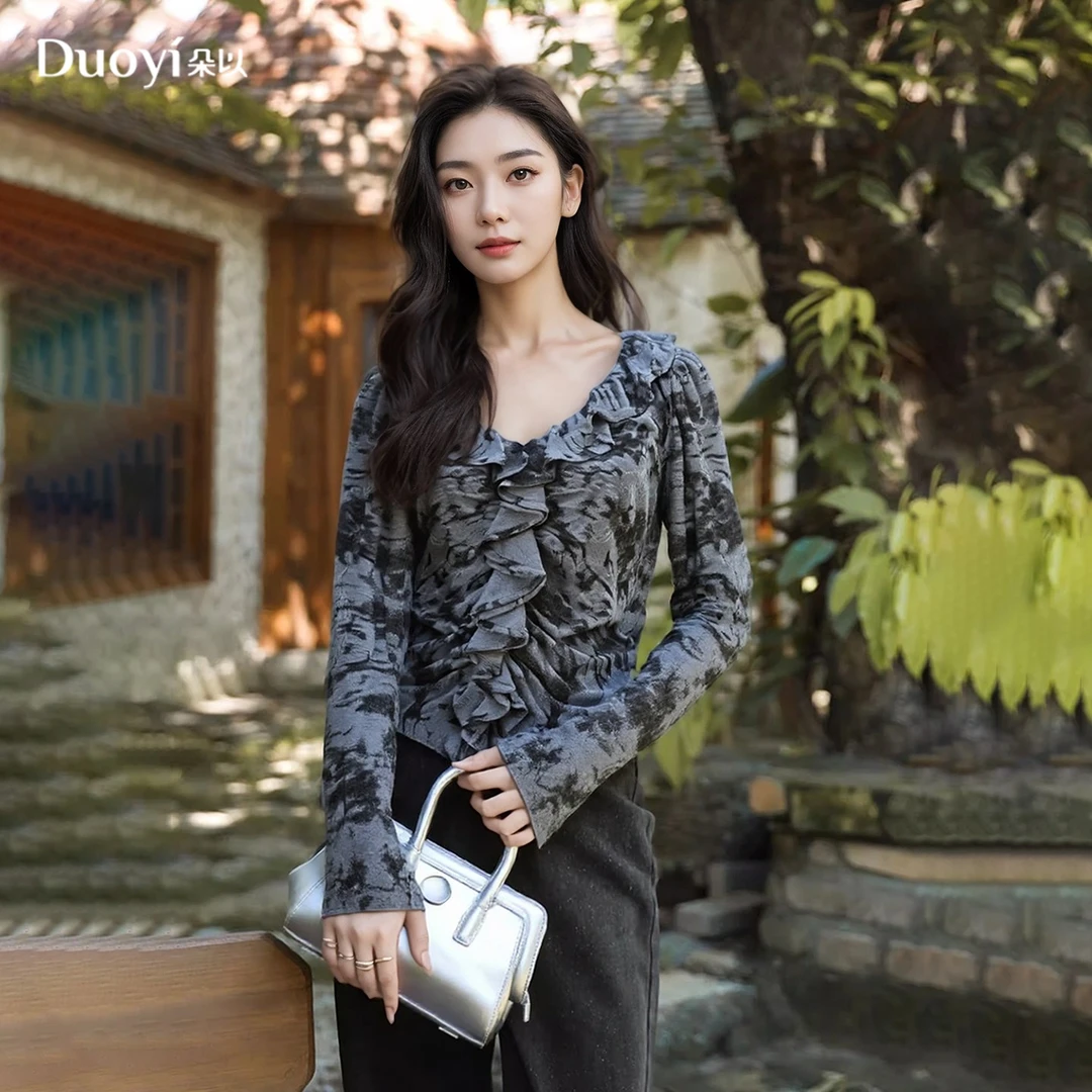 朵以2025春款扎染荷叶边V领长袖修身显瘦上衣针织衫女40DC335012