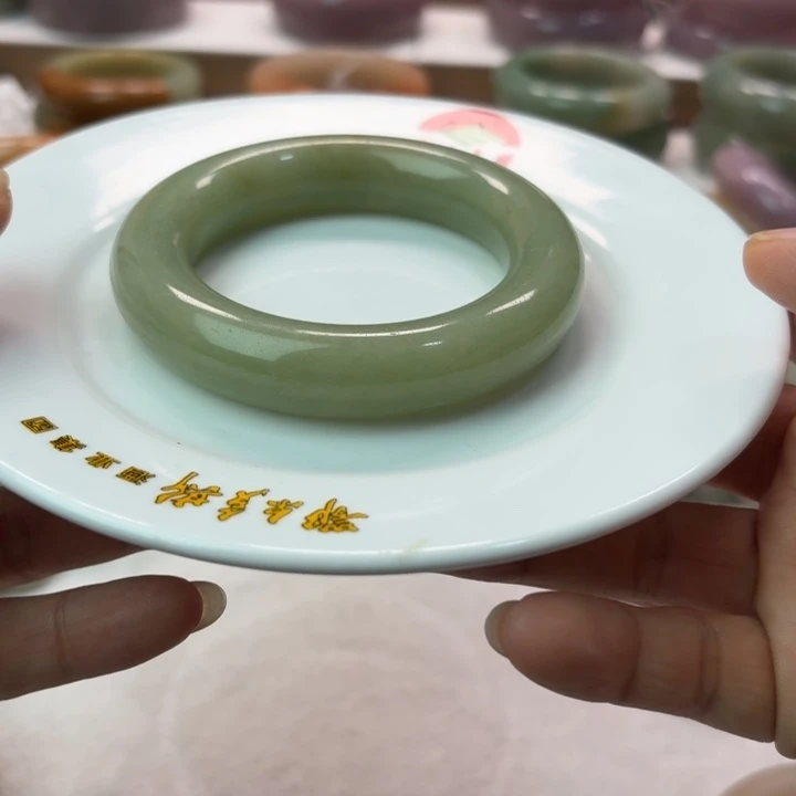 石英岩玉未镶嵌手镯