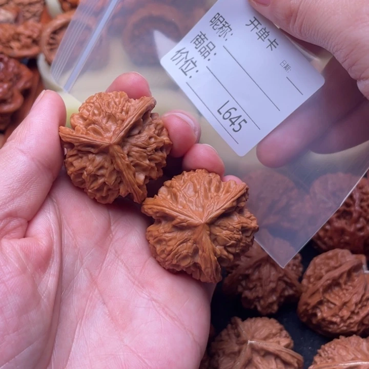 桃核把件精品三棱39