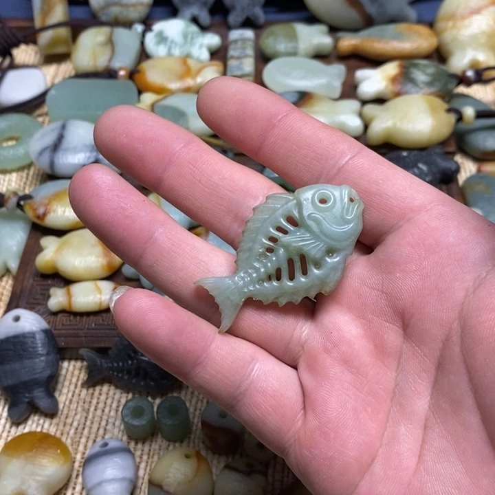 云***笈蛇纹石玉未镶嵌颈饰