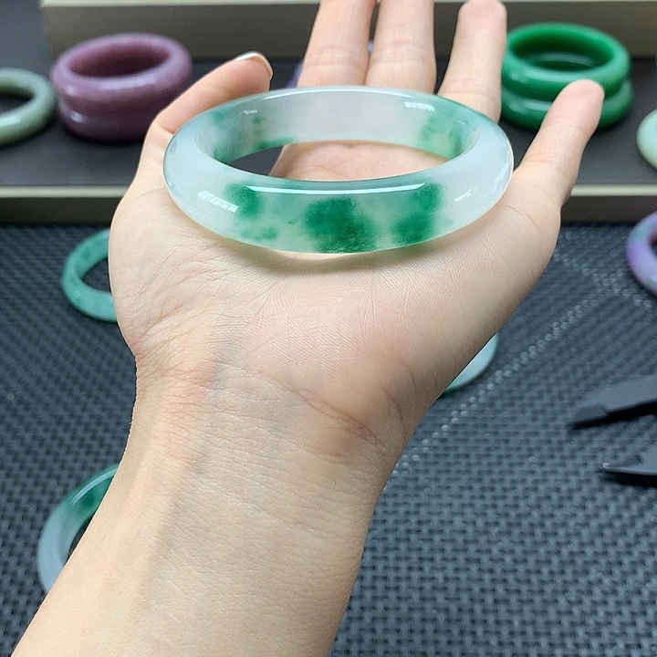 馨***宝石英质玉手镯未镶嵌