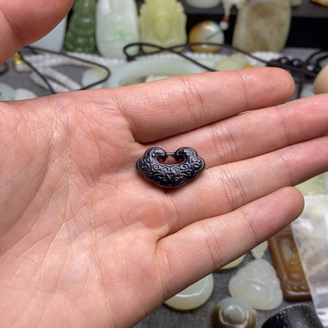 和田玉未镶嵌颈饰平安锁