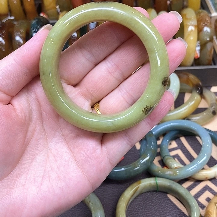 未镶嵌透闪石-蛇纹石玉手镯