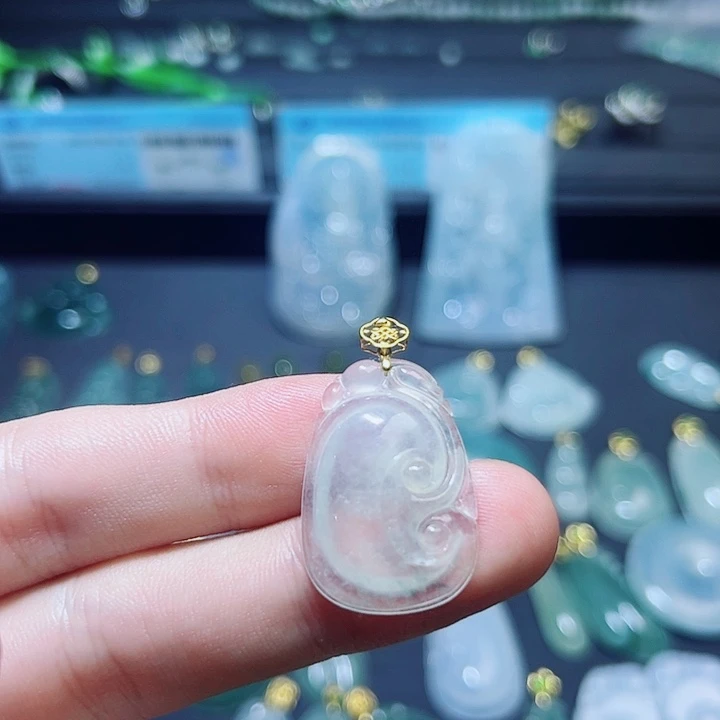 翡翠18K金镶嵌颈饰翡翠