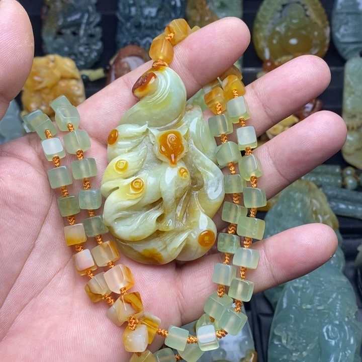 蛇纹石玉未镶嵌颈饰