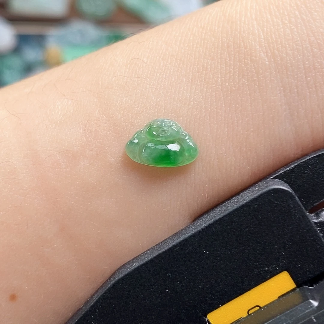 翡翠未镶嵌颈饰佛公